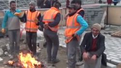 Taksim'de işçiler ısınmak için halay çekti