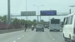 İzmir'de motosikletle tehlikeli yolculuk