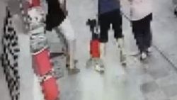 Küçük kız yolda yürürken ölümden kıl payı kurtuldu