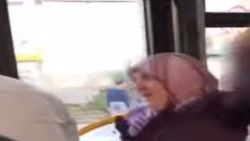 Suç üstü yakaladıkları tacizciyi döven kadınlar