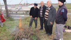 Uçak kaldırma çalışmalarını ateş yakıp izlediler