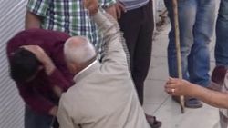 Kendisine karşılık veren oğlunu evire çevire dövdü