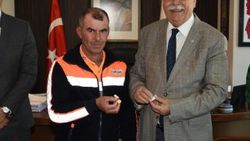 Türk bayrağını çöpten alan işçi ödüllendirildi