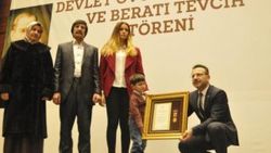 Şehit annesi madalya alırken bayıldı