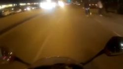 Motosikletin altında kalmaktan son anda kurtuldu