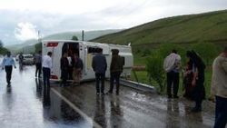 Bingöl'de midibüs devrildi: 22 yaralı