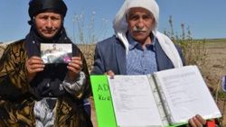 'Kabus köy'ün erkekleri, 'mavi' kimliklerini istiyor