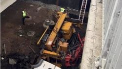 Beykoz'da beton mikseri viyadükten uçtu