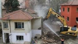 Kartal'da metruk binalar yıkıldı