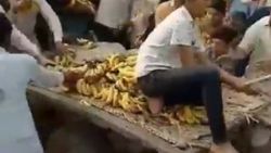 Muz satmak için gittiği pazarda yağmalanan çocuk