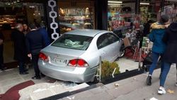 Fren yerine gaza basınca kafenin bahçesine daldı