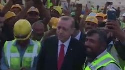 Kuveyt'teki Türk işçiler Erdoğan'ı tezahüratla karşıladı