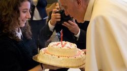 Papa 81. yaş gününü çocuklarla kutladı