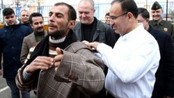 Bozdağ, ceketini vatandaşa hediye etti