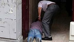 Karabüklü kişi AK Parti binasının önündeki çantaya atladı