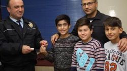 Çocuklar yolda buldukları altın küpeyi polise teslim etti