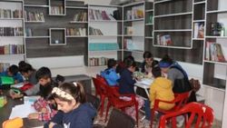 Çocuklar ders çalışsın diye evini kütüphane yaptı