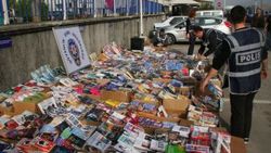 Korsan kitaplar su deposu görünümlü dolaptan çıktı