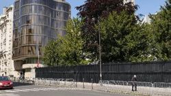 Paris'te bayraklar yarıya indirildi