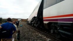 İspanya'da yolcu treni raydan çıktı