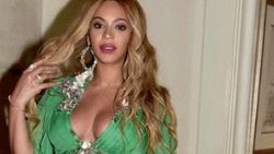 Beyonce yeşil elbisesiyle göz doldurdu