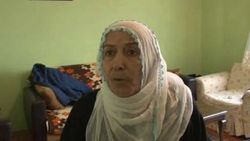 Yaşlı kadın dolandırıcıların arkasından su döktü