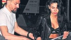 Sabaha kadar eğlenen Asena Erkin arabaya zor bindi
