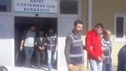 Silah zoruyla araca bindirip telefonunu gasp ettiler