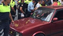 Vatandaşı bezdirdi polisi ezmeye kalktı