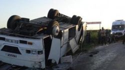 Adana'da tarım işçilerini taşıyan midibüs devrildi