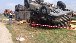 Sakarya'da yem yüklü TIR devrildi: 1 ölü