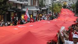 Samsun'da 20 bin kişi 1919 metrelik bayrakla yürüdü