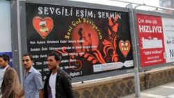 Şanlıurfa'da bir adam eşinden billboard ile özür diledi