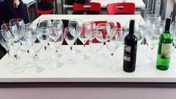 Üniversitede şarap tadım tartışması istifa getirdi