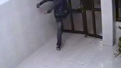 Kapıyı açamayınca yerinden söktü