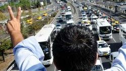 Sarıgül'ün konvoyu köprü trafiğini felç etti - izle