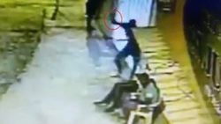 Gürültüye kızan Brezilyalı satırla saldırdı İZLE