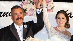 Cumhuriyet savcısına nikahında kelepçe takıldı
