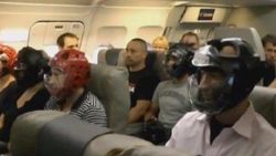 United Airlines yolcularından kasketli önlem