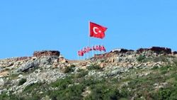 Şehitler Tepesi'ne Türk bayrakları dikildi