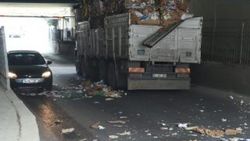 Bayrampaşa'da kamyon alt geçitte sıkıştı