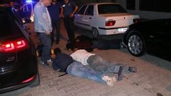 Araçtan çıkan ruhsatsız silah için birbirlerini suçladılar