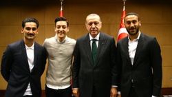 Erdoğan İngiltere'de Türk futbolcularla bir araya geldi