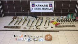 Hakkari'de PKK sığınağında ele geçirilenler