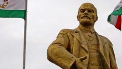 Tacikistan'da imamlar Lenin heykelini restore etti