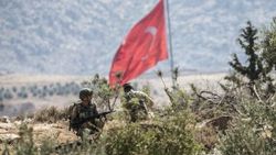 Komandolar Suriye sınırında devriyede