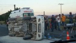İzmir'de minibüs otomobille çarpıştı: 5'i çocuk 11 yaralı