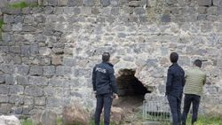 Diyarbakır'da baba ve oğlu surlardan düştü