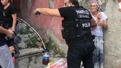 Beyoğlu'nda bir eve uyuşturucu baskını