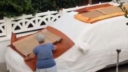 Aracının üstünü çivili kartonlarla kapladı